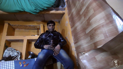 Desiboy110Ankit: लड़का चेहरे पर पेशाब करते हैं और लंड को थूकते हैं हस्तमैथुन करते हैं