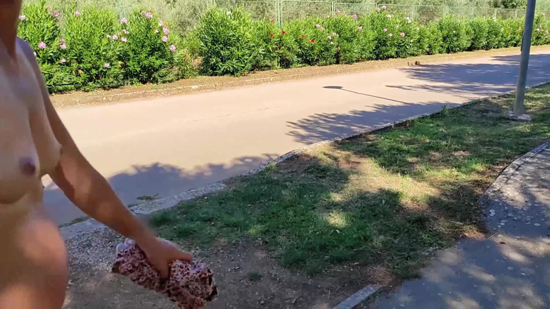 Miss Creamy: Muschi blankziehen - meine exhibitionistische ehefrau geht nackt auf der Straße,...