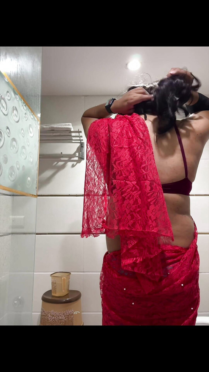 Jessica Leone: Jessica Bath i Röda Saree