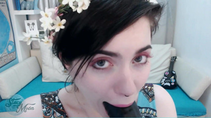 Stacy Moon: Teen angel ama strozzarsi sul grosso dildo nero
