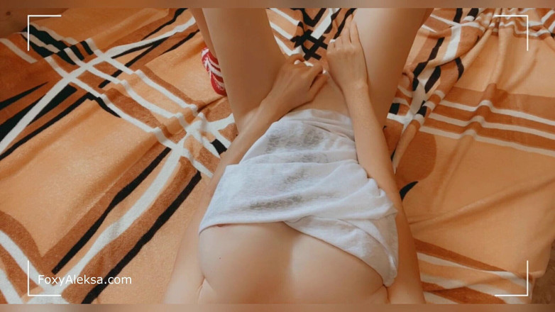 FoxyAleksa: Une petite nana à gros nichons cache sa chatte poilue rousse...