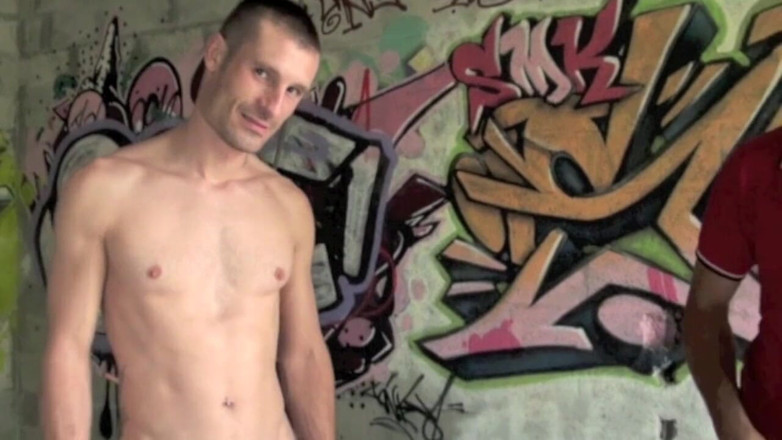 Crunch Boy: Twink francese scopato a sospensore da un orso arabo XXL...