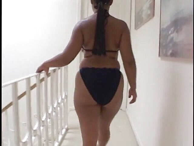 Best Butts: 大きなお尻黒檀はソファの上で肛門に叩かれる前に巨大なコックをなめる