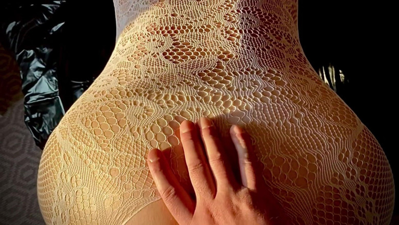 Mary Di: Chatte poilue, pète, respire et fait des bruits quand elle...