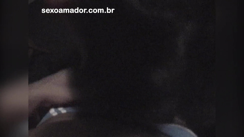 Amateurs videos: Nieśmiała brunetka początkowo mówi nie, ale pozwala chłopakowi sfilmować ją...
