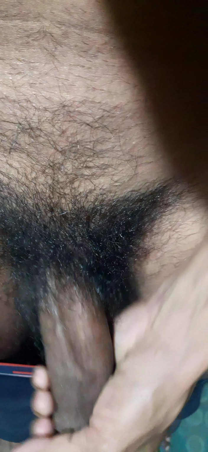 Che: Branlette dans la salle de bain, grosse bite desi