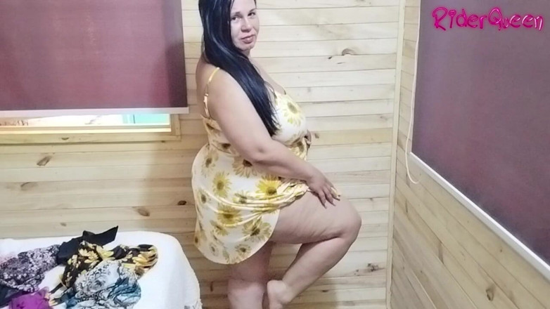 Only Riderqueen BBW Step Mom Latina Alone: Une belle-mère sexy essaye des robes pour séduire une latina