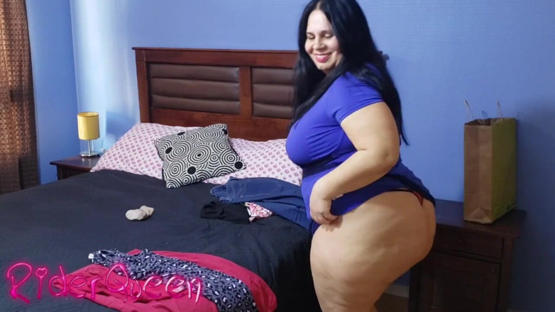 Only Riderqueen BBW Step Mom Latina Alone: Rijpe bbw koopt sexy kleren om met haar minnaar uit...