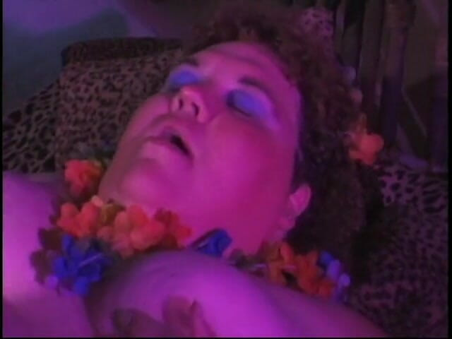Give me BBW: Enorme zorra de piel lechosa obtiene su coño gordo tocado