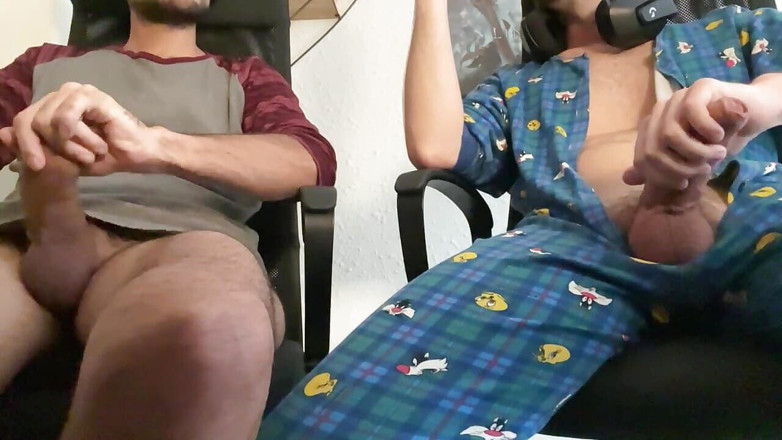 Nenesgaymers: Cumming Watching Porn