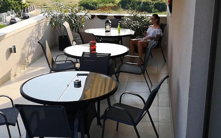 Wet Kelly: Ich beobachte, wie mein nachbar auf der terrasse masturbiert