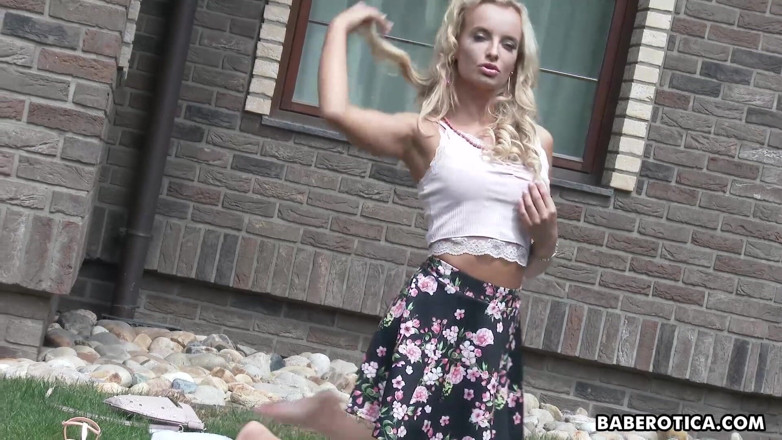Baberotica: Victoria Pure è semplicemente incredibile nel giardino!