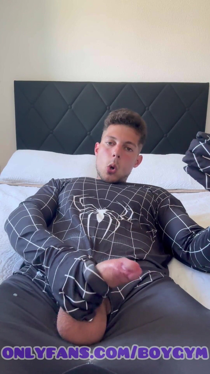 BoyGym: Masturbando meu pau gordo com meu traje de homem-aranha, porra...
