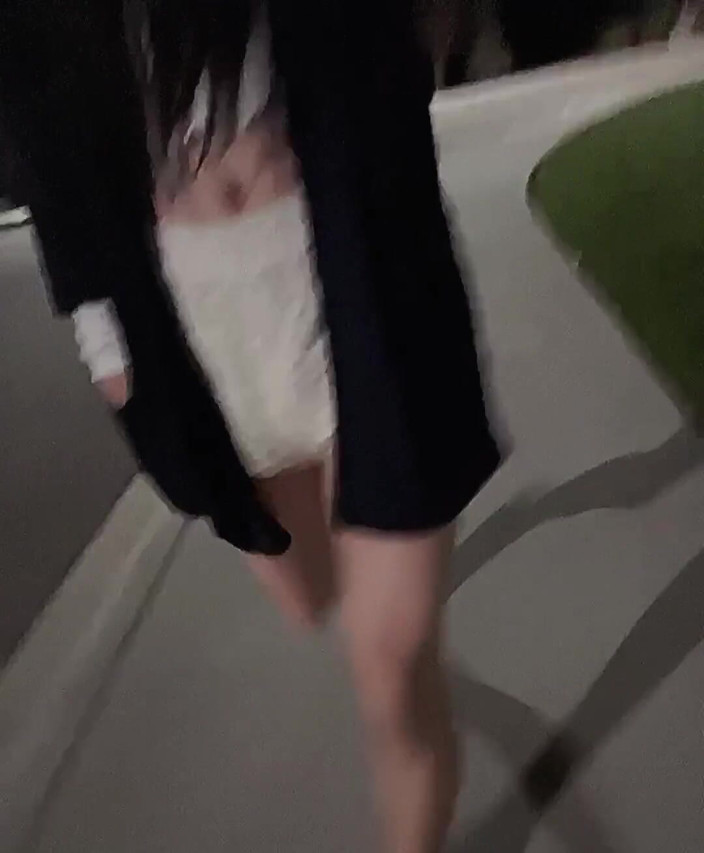 Eva Pans: Jalan-jalan sambil pakai stoking ketat dan pamer pantat di depan...