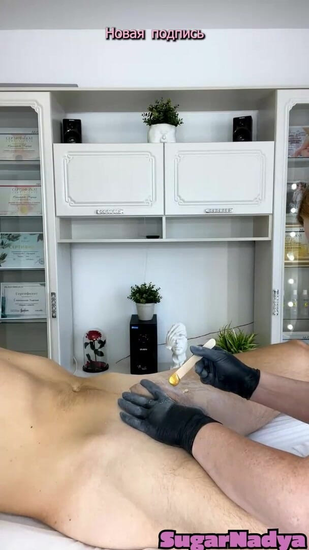 SugarNadya: O cliente CUM vigorosamente durante a depilação