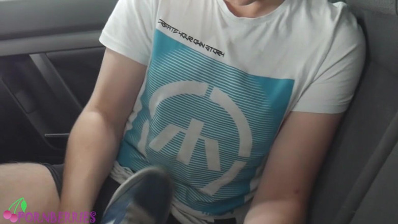 Ethan Alex: Il mio amico twink mi ha fatto un footjob in...