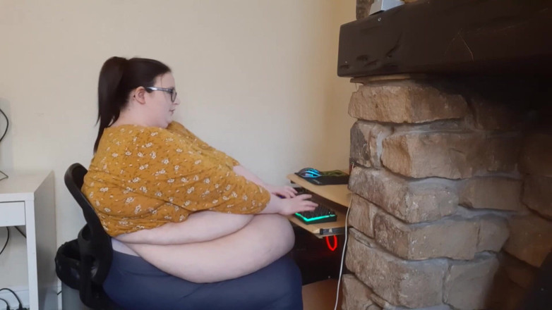 SSBBWLadyBrads: Nejtučnější dívka v práci - bojuje