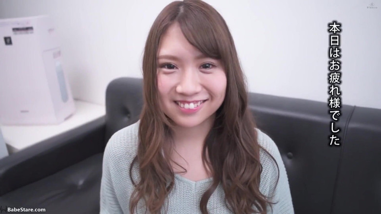 Babe Stare: La ragazza asiatica con grandi tette li mostra in questo...
