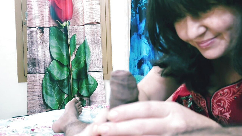 Bolly Karma: 甜美的家庭妻子尝试湿润的大黑