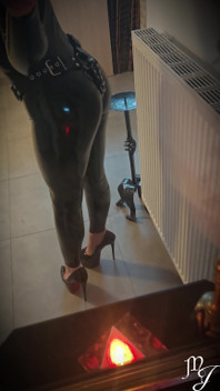 Catsuit Et Strapon - Maitresse Julia