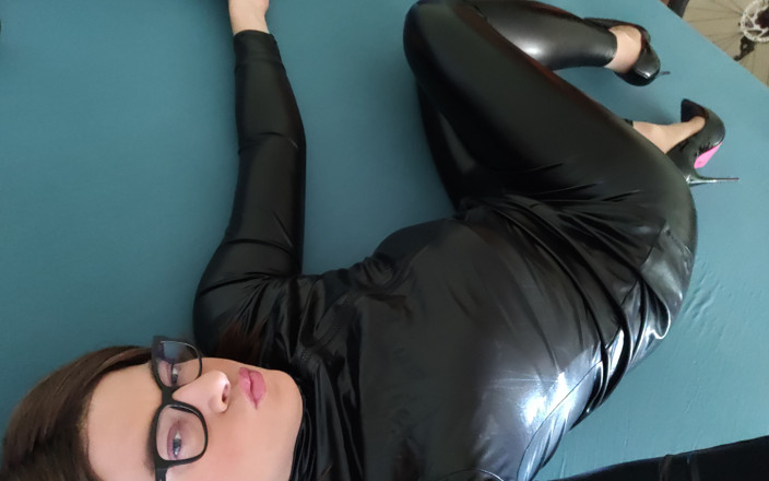 MicziCD: Latex noir brillant et nouveaux meubles