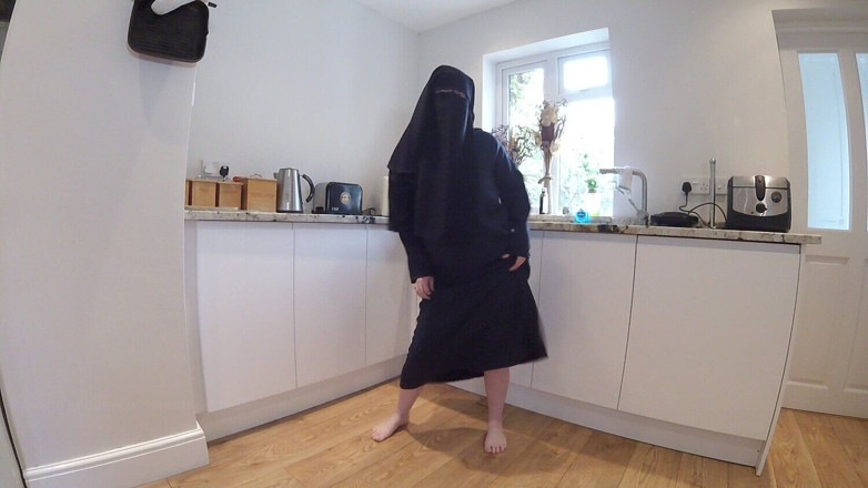 Littlevixen: Dans i burqa med Niqab och ingenting under