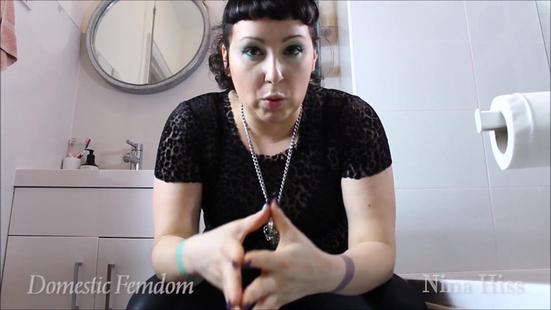 Domestic femdom: Je deviens mes toilettes