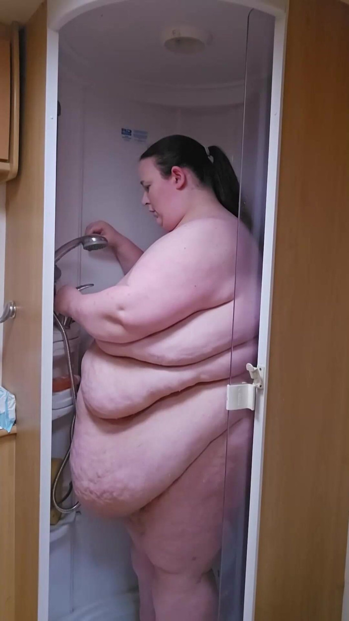 SSBBWLadyBrads: Втиснись в душ со мной и моим животом