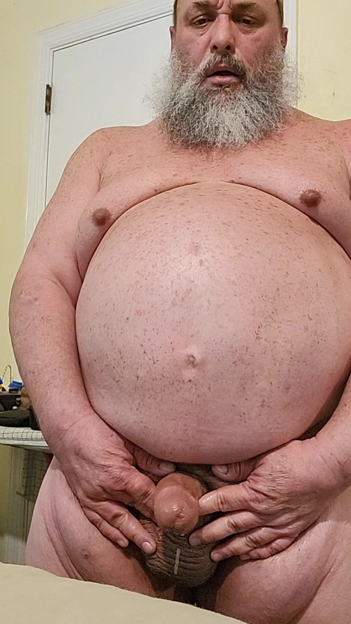 GeneWadexxx: Bear Gene Wade mengusap zakar besarnya dan memancut mani