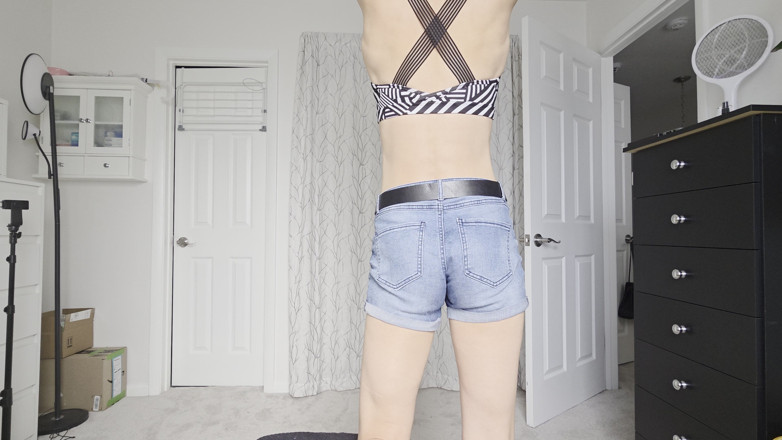Ms_Emmy_Lynn: Asiatique mince et en forme, soutien-gorge de sport, string, jean,...