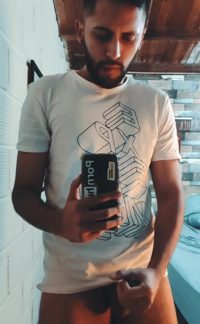 Camilo Brown: 在镜子前撸管我未割包皮的大鸡巴并吞下我的精液