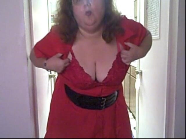 BBW nurse Vicki adventures with friends: 红色礼服 第2部分加入我的粉丝俱乐部，你会看到这些和更多的视频