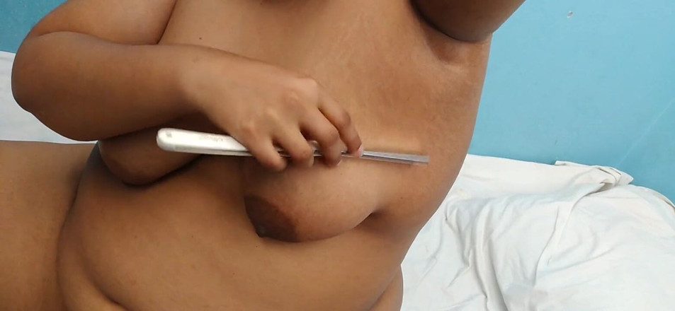Aria Mia: Une bhabhi desi se fait couper les aisselles