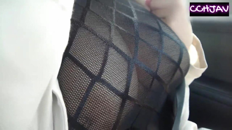 Juicy Bounce JAV Club: Curve bagnate sotto il cielo aperto come lei si gode...
