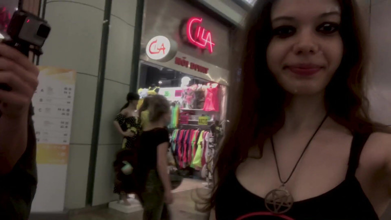 Dolls Cult: Подвійна прогулянка спермою в торговому центрі після величезного подвійного камшоту на обличчя!!