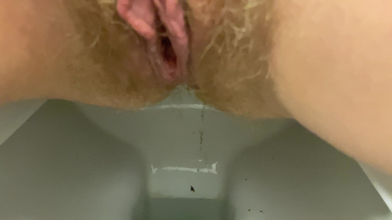 Hairy couple: Pisse de chatte poilue et pète accidentellement, vue très gros...