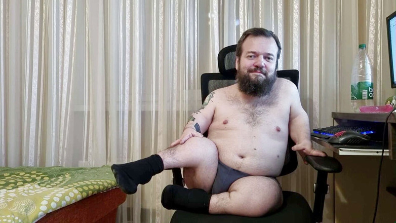 MiniCorgi: パンティーのミゼットは自分自身を示しています
