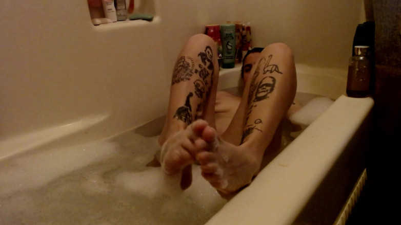 Abby Anna: 長い足の指が濡れて大きな足