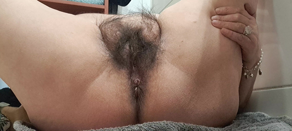 Mommy big hairy pussy: Parmaklarla zevk