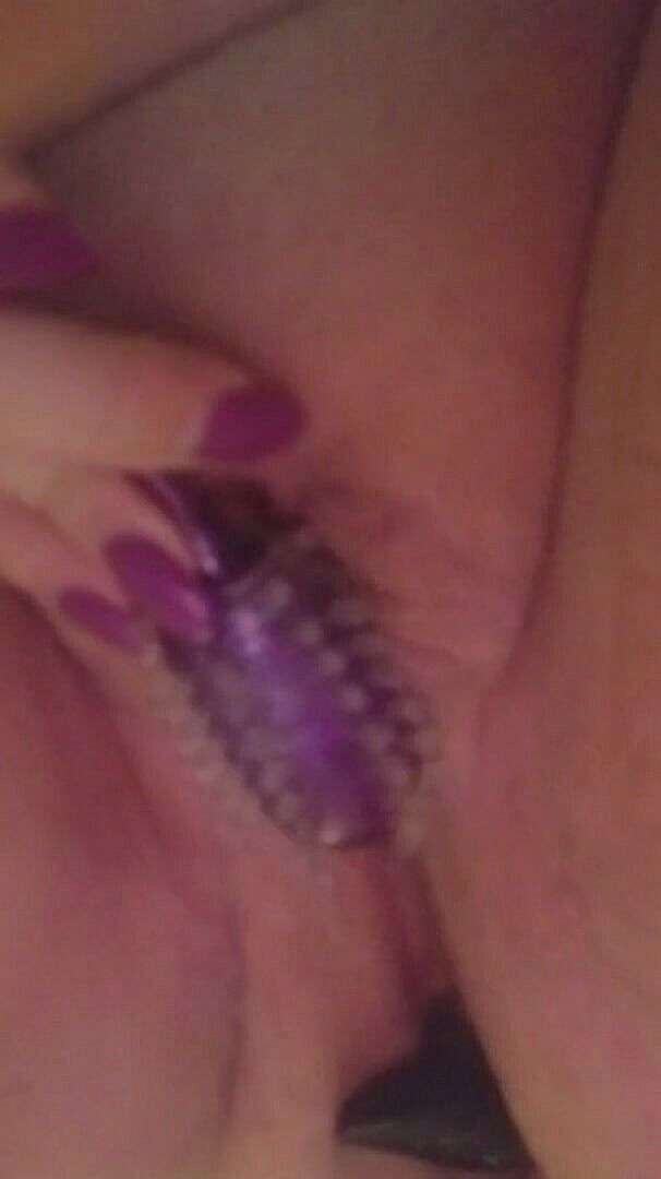 Red hot sexy queen: Plug anal et vibromasseur