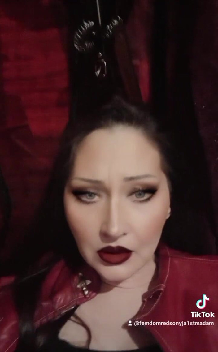 Dominatrix Redsonyja: Vous ne voyez qu'une partie de mes dispositifs spéciaux pour...