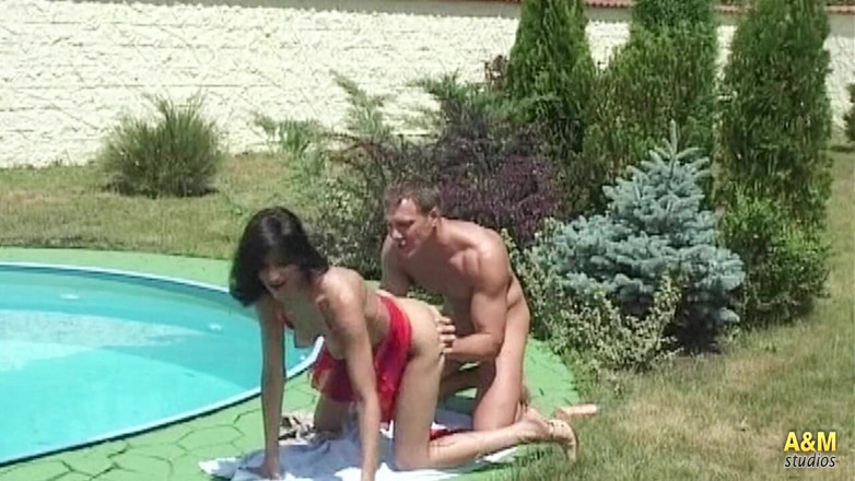 A&M Studios: La fille en rouge se fait baiser dans la piscine.