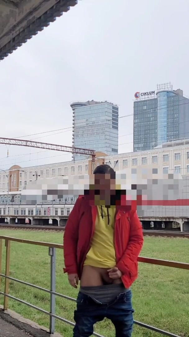 Wanker forever: Sehr heißes riskantes öffentliches. Mein handjob auf dem Gleis