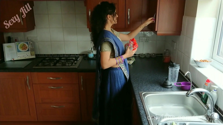 POV_Indian: Joven india en sari es utilizada y tocada por el...
