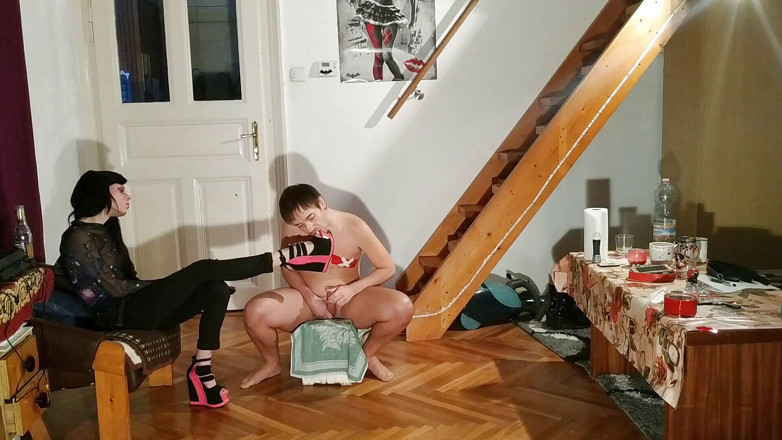 Beth Kinky: Жалюгідний раб обслуговує чоботи та ноги своєї господині