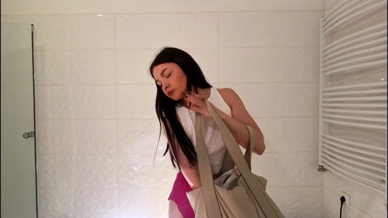 No panties TV: Гаряча сексуальна аматорська красива студентка показує пизду, знімаючи свої білі бавовняні трусики у ванній кімнаті