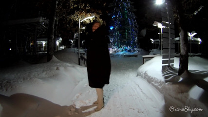 MILF Oxana: Winter nackter pflicht im park