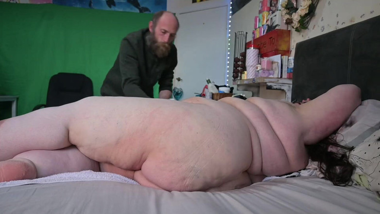 SSBBW Hunter: Zeiță sexy SSBBW face baie în pat cu vânătorul, partea 2
