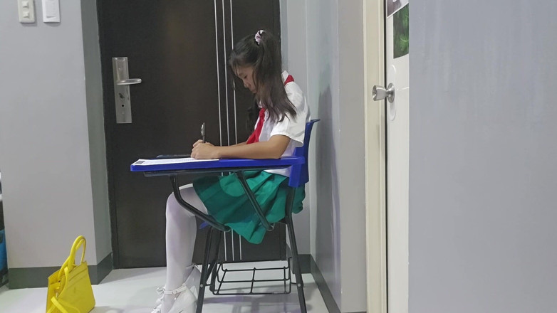 creamberryfairy: Zoufalá studentka čůrá