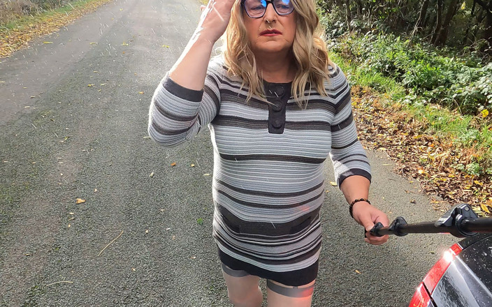 Kellycd2022: Crossdresser Kellycd2022 lái xe buổi chiều